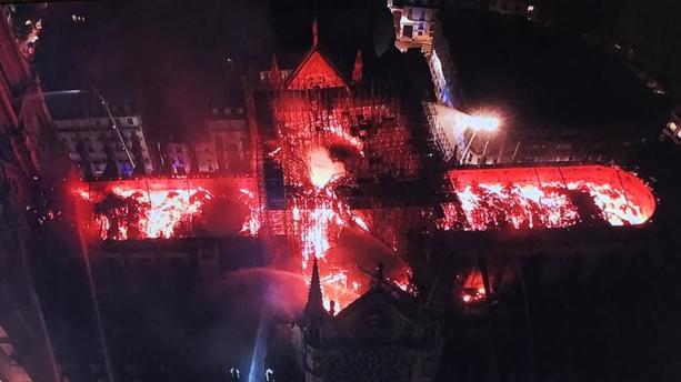 L’abandon du patrimoine : une cathédrale en flammes, une nature qui s’effondre et une démocratie en danger